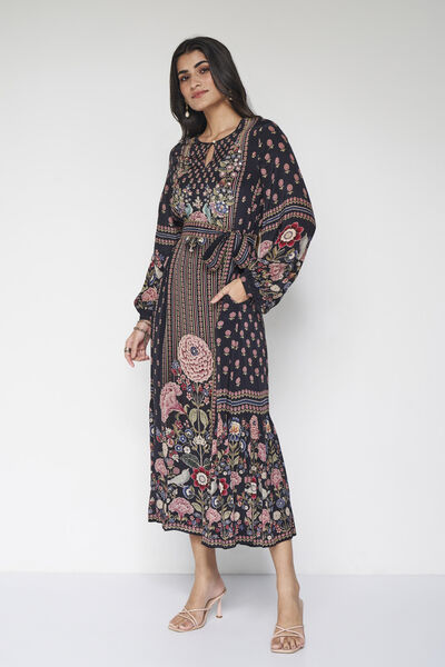 Isbah Embroidered Tunic - Black